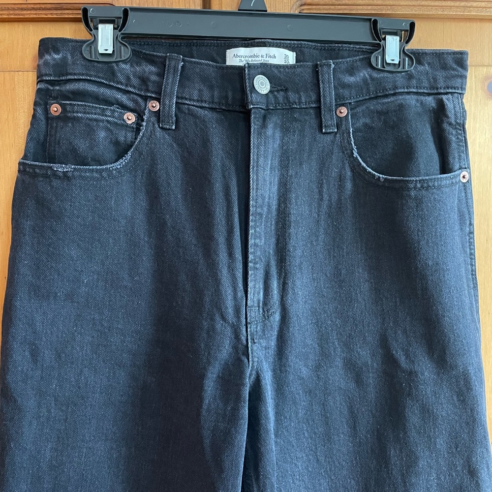 A&F High Rise 90s Relaxes Jean